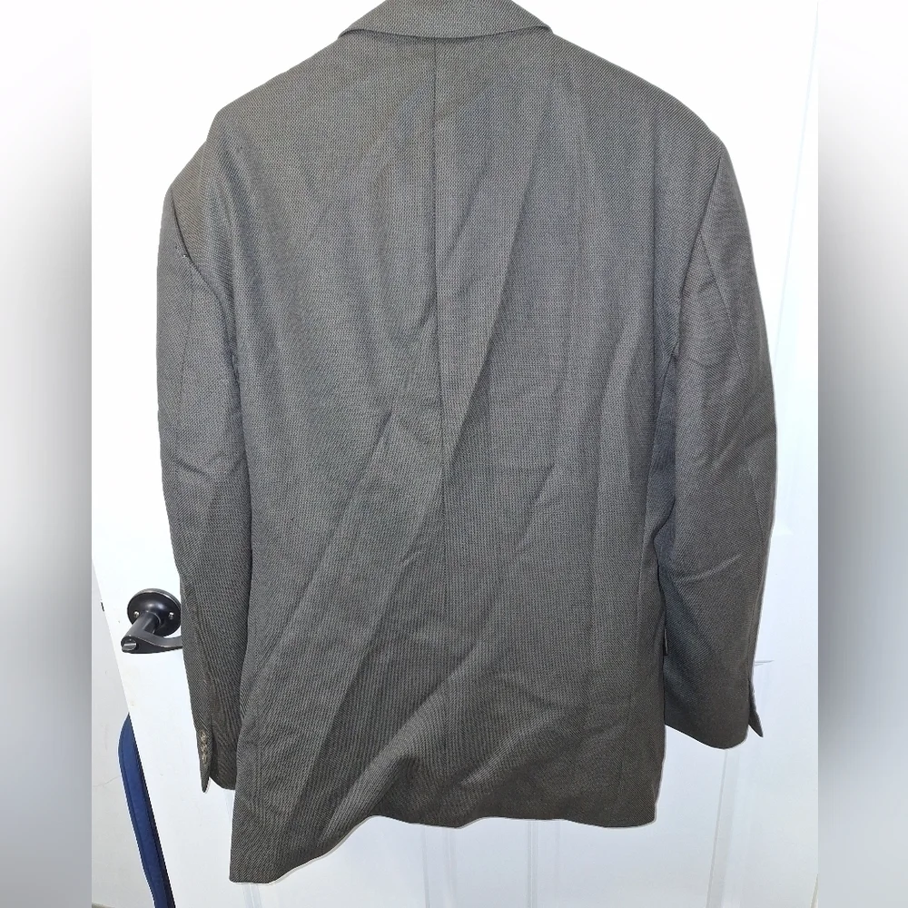 Paulo SoLari mens 100% wool suit. The jacket is a 44R, pants are 36x32